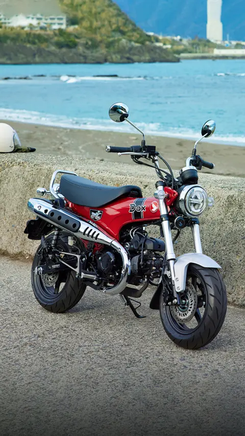 Honda Dax 125 aan backdrop met kustlijn