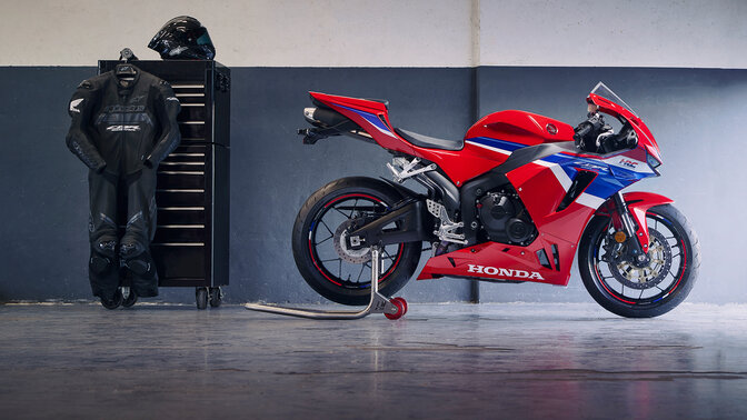 Zijaanzicht Honda CL500 in een stedelijke omgeving.