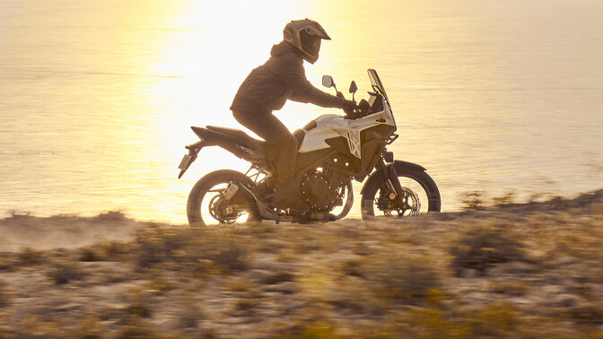 Honda NX500 zijaanzicht offroad naast kust