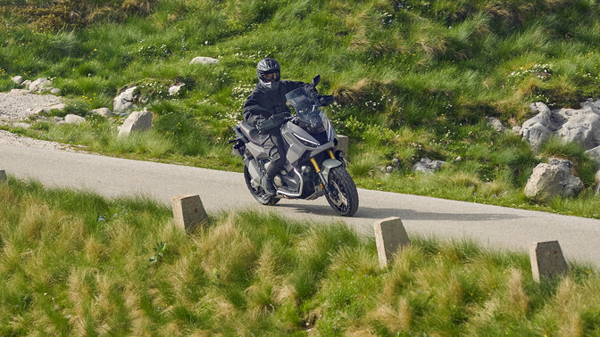 Rijder op Honda X-ADV in berggebied.