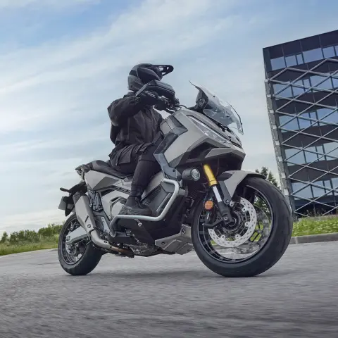 X-ADV zijaanzicht op rond punt in de stad