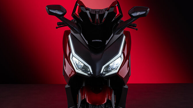 Honda Forza 350 op locatie met model