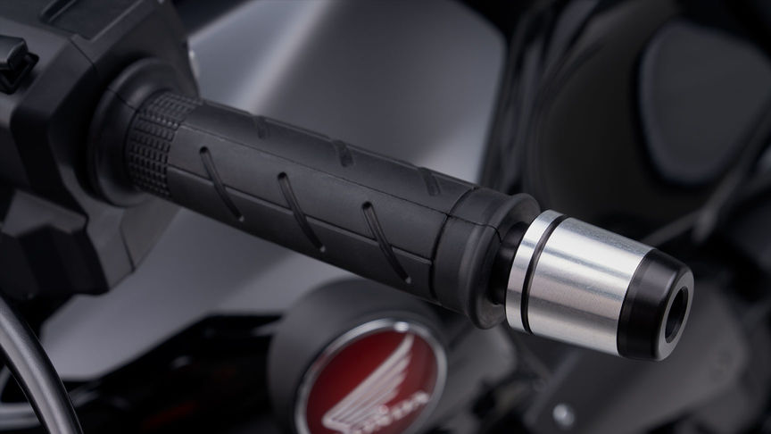Driekwart vooraanzicht Honda CB1000R met accessoires.